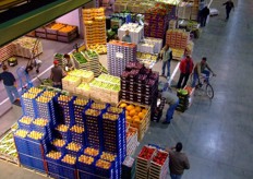 Casse colorate di frutta e verdura.