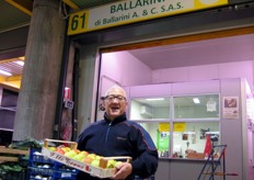 Aurelio Ballarini presso lo stand 61 (Ballarini) - Frutta estiva, agrumi, castagne.