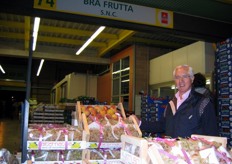 Cesare Bendinelli presso lo stand 74 (Bra Frutta di Bendinelli & C.) - Meloni, pesche, uva.