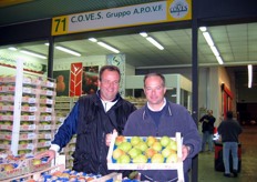 Augusto De Berti e Fausto Cordioli presso lo stand 71 (C.o.ve.s Gruppo A.p.o.v.f., cooperativa ortofrutticola veneta) - Pomacee, drupacee e kiwi italiani e locali.