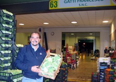 Giuseppe Gatti presso lo stand 63 (Gatti Francesco) - Frutta estiva, prodotti locali.