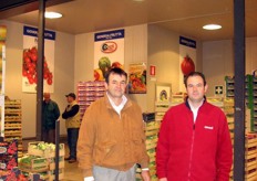 Paolo e Michele Guandalini presso lo stand 46 (Generalfrutta) - Pomodori, peperoni, agrumi sia nazionali sia spagnoli, cipolle e pomodori particolari.