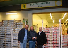 Roberto e Luciano Plafoni, in compagnia del Sig. Costantino Parisi, presso lo stand 8 (Plafoni frutta).