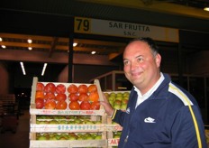 Franco Sartori presso lo stand 79 (Sar Frutta) - Pesche di Verona, ciliegie, kiwi, cachi.