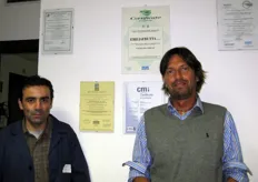 Insieme al responsabile qualita' Stefano Vignoli (sulla sinistra), il direttore Luca Gentilini mostra le varie certificazioni ottenute dallo stabilimento.