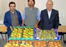 Stefano Vignoli, Luca Gentilini e Diego De Lucca mostrano alcune confezioni delle principali varieta' di pere prodotte nella zona vocata del modenese.