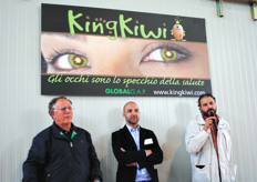 Attilio Febi e Massimo Ceradini insieme a Gianni Tacconi, laureato in biotecnologie e ormai specializzato nel settore del kiwi, il quale ha fornito alcune informazioni ed aggiornamenti importanti, riguardanti l'impollinazione.