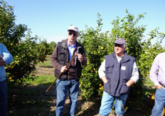 "Pasquale Menichino (a sinistra nella foto), tecnico dell'azienda agricola "Dr. Aiello", (Tursi – MT) espone in sintesi i principi su cui e' basata l'elaborazione dei piani di concimazione applicati nell'agrumeto del Dott. Luigi Aiello (destra nella foto) medico chirurgo, appassionato di agrumicoltura."