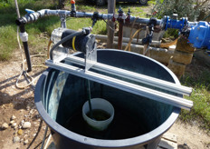 I sistemi di distribuzione dei fertilizzanti idrosolubili possono anche essere molto semplici. In foto banco per fertirrigazione costituito da una pompa idraulica (azionata dalla stessa pressione dell'acqua di irrigazione) che inietta la soluzione nutritiva concentrata, preparata al momento, nell'impianto di distribuzione dell'acqua. Questo sistema non consente di dosare il fertilizzante per volume di adacquamento ma solo per superficie irrigata (kg/ha).