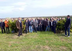 Foto di gruppo dei partecipanti alla visita guidata sulle varieta' di agrumi a maturazione tardiva, organizzata dal COVIL il 20 gennaio 2011.