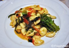 Primo piatto: orecchiette (trattate con metodo F.I.T.) con rape, filetti di mandorle e uva bianca (trattata con metodo F.I.T.).