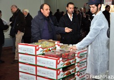 "Per la dimostrazione e' stato assemblato un pallet misto. Nel procedimento originale, tuttavia, gli alimenti devono essere trattati separatamente, in quanto ogni singola tipologia di prodotto richiede una particolare "ricetta",la quale include l'impiego della pellicola protettiva piu' idonea, la durata dell'irraggiamento, e altri parametri."