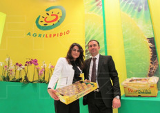 "Daniela e Alfio Lepidio dell'azienda Agrilepidio di Cisterna (Latina). "I nostri kiwi si distinguono per la durezza e l'ottima conservazione"."