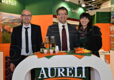 Alessandro Aureli (al centro), direttore Marketing e Vendite dell'azienda Aureli Mario, insieme ai collaboratori Valerio e Serena.