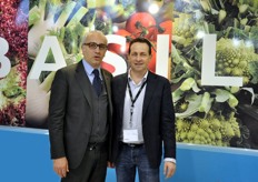 "Giovanni Oliva, direttore generale delle politiche agricole e forestali della Regione Basilicata insieme a Francesco Nicodemo, presidente di Asso Fruit Italia e General manager dell'azienda associata Nicofruit. Nicodemo ha commentato: "Nello stand abbiamo ricevuto persone provenienti dall'Europa e paesi come Russia, Ucraina, ma anche Qatar, Costa d'Avorio. Numerosi anche i nostri connazionali. Fra le colture piu' gettonate l'uva da tavola e le fragole di Basilicata, in particolare la Candonga Fragola Top Quality. Ottimo il riscontro per altre colture di pregio come le drupacee e ortaggi vari. Fruit Logistica e' stata l'occasione per creare nuovi contatti e consolidare quelli storici"."