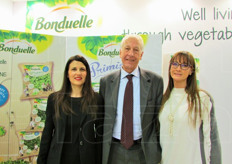 "Umberto Galassini (al centro) con lo staff "rosa" di Bonduelle, presente in fiera."