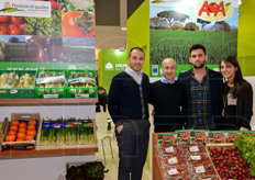 Nella collettiva organizzata da Coldiretti Salerno troviamo anche il team della Associazione Ortofrutticoltori Agro A.O.A. di Scafati (SA). In foto, da sinistra: Luigi Lito (commerciale), Francesco Speranza (presidente), Francesco Velardo (perito agrario) ed Elisabetta Velardo (amministrativo).