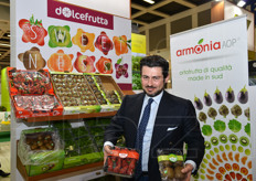 Marco Eleuteri, direttore commerciale della Aop Armonia di Battipaglia (Salerno), mostra le fragole e i kiwi della linea Dolcefrutta.