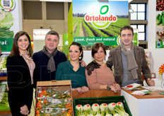 Sempre all'interno della collettiva di Coldiretti Salerno troviamo anche i rappresentanti della Orlando di Angri, che commercializza le sue produzioni ortofrutticole a marchio Ortolando. In foto, da sinistra: la hostess Francesca Catalano, Giovanni Orlando, l'interprete Veronica Balzamo, la sorella di Giovanni, Annamaria Orlando e il collaboratore aziendale Francesco Mercurio.