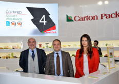 I fratelli Giuseppe e Gianni Leone all'interno del loro stand aziendale.