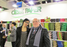 Fabrizio Govi, sales manager di Ciesse Paper, e Souad.