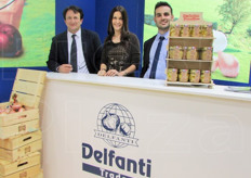 "Francesco Delfanti, Elisa Bignami e Davide Grossi dell'azienda Delfanti Trade, specialista in aglio, cipolla e scalogno. "Per il 2015 e' in programma una nuova sala pelatura per la cipolla borettana nella sede di Monticelli D'Ongina (PC)"."