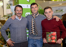 Vincenzo, Pasquale e Antonio Lapietra. L'Azienda Agricola F.lli Lapietra con sede a Monopoli (BA) e' specializzata nella coltivazione di pomodoro e cetriolo in serre ad alta tecnologia su una superficie di 4,2 ettari.