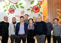 Lo staff aziendale (e familiare) presso lo stand della OP Giaccio Frutta con sede a Vitulazio (CE). L'organizzazione di produttori riunisce oltre 90 soci che si impegnano giornalmente nell'offrire il massimo delle eccellenze della loro terra. Oltre alla Melannurca Campana IGP le produzioni più importanti sono albicocche, angurie, ciliegie, fragole, kaki, kiwi, mele cotogne, melograno, meloni, nettarine, percoche, pesche, susine.