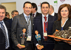 I vertici di Asso Fruit Italia, Francesco Nicodemo e Andrea Badursi (al centro), insieme al Sindaco Romagno e a Giuditta Signorella. A Nicodemo e Badursi sono state consegnate due statuette che li ritraggono.