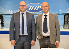 E' Jonathan Baldwin (a sinistra), qui insieme a Mauro Stipa, il nuovo Area Sales Manager & Business Development Manager per il Regno Unito di ILIP, l'azienda tra i leader europei nel settore degli imballaggi plastici termoformati per alimenti e food service. Jonathan vanta un'esperienza di 6 anni come Business Development Manager con il distributore Associated Packaging, occupandosi di imballaggi specializzati per l'ortofrutta. Durante la sua attivita', ha lavorato a stretto contatto con i retailer inglesi. In qualita' di Area Sales Manager, si occupera' del consolidamento e dell'ulteriore sviluppo delle posizioni di mercato acquisite da ILIP nel mercato del confezionamento di prodotti ortofrutticoli e, in qualita' di Business Development Manager, dell'apertura di nuovi mercati nel settore del Food service packaging.