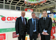 Ernesto Fornari (al centro), direttore Canova, Ilenio Bastoni, direttore generale Apofruit, nello stand del gruppo con Pietro Ciardiello (primo a sinistra) della Coop Sole.