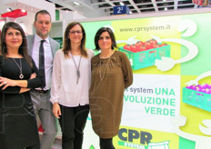 Yliana Gonzalez, Lorenzo Soriani, Monica Artosi e Veronica Bergami in posa davanti allo stand CPR System.