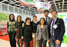 "Il team del CSO al terzo giorno "di fatiche". Da sinistra: Alessandra Ravaioli, Giorgia Girod, Elisa Macchi, Daria Lodi, Bianca Bonifacio, Federico Milanese e Luca Mari."