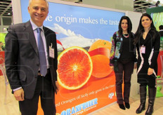 "Salvo Laudani (marketing manager), Sara Grasso (export sales manager) e Annalisa Alba (ufficio commerciale) di Oranfrizer. "Continuiamo a proporre l'abbinata territorio e gusto". Oranfrizer marca l'origine del prodotto, un percorso intrapreso per l'export ma che non trascura nemmeno l'Italia."