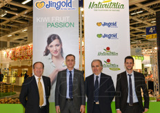 Il marchio di kiwi giallo Jingold del Consorzio Kiwigold e la business unit di Apo Conerpo, Naturitalia, hanno condiviso uno stesso stand, dato che la commercializzazione di Jingold e' effettuata in esclusiva proprio da Naturitalia. Da sinistra a destra: Patrizio Neri (presidente del Consorzio Kiwigold), Augusto Renella (resp. marketing Naturitalia), Gabriele Ferri (direttore generale Naturitalia) e Alessandro Fornari (direttore del Consorzio Kiwigold).