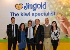 Lo staff del Consorzio Kiwigold. Da sinistra: Alessandro Fornari (direttore), Cristina Fabroni (resp. tecnico), Moreno Armuzzi (assistente vendite e marketing), Patrizio Neri (presidente), Domenico Roberto Bressi (dir. Kiwigold in Cile) e Giulia Vaccarecci (controllo qualita').