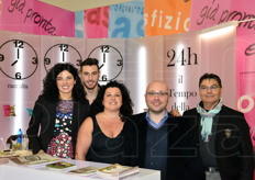 Foto di gruppo presso lo stand L'Insalata dell'Orto. Da sinistra a destra: Raffaella Busana, Nicola Tanduo, Cinzia Busana, Alberto Gallo e Luigi Busana.