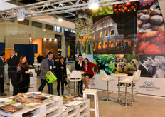 Lo stand allestito dalla Regione Lazio, in collaborazione con Arsial, Agenzia Regionale per lo Sviluppo e l'Innovazione dell'Agricoltura, CAR-Centro Agroalimentare di Roma, e al MOF-Mercato Ortofrutticolo di Fondi.