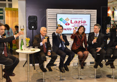 Il momento del brindisi durante la cerimonia di inaugurazione dello stand, con la partecipazione dell'assessore all'agricoltura del Lazio, Sonia Ricci (al centro), l'amministratore unico di Arsial, Antonio Rosati (terzo da sinistra), i vertici MOF e CAR e (primo a sinistra, in veste di Coordinatore degli Assessorati Agricoltura Italiani, nonche' Assessore Agricoltura della Regione Puglia) Fabrizio Nardoni.