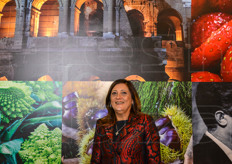 L'assessore Sonia Ricci posa di fronte all'immagine che intende rappresentare il Sistema Agroalimentare del Lazio: frutta, verdura, arte, cultura e, non ultimi, due centri agroalimentari all'ingrosso, questo il mix potente e attraente sul quale la regione di Roma Capitale puo' fare leva nella promozione del settore agroalimentare.