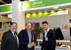 Presso lo stand Frudis troviamo Giuseppe Timperi della ditta di import-export Gamma Frutta, insieme al titolare Frudis Sabino Dipierro e a Giovanni Dipierro.