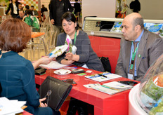 Rosario Rago (sulla destra) all'interno del proprio stand aziendale nella compagine di Alma Seges.