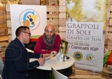 E altrettanto IGP e' l'Uva di Canicatti'. In foto: Calogero Spagnuolo e Marsello Lo Sardo.