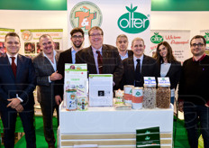 Foto di gruppo presso lo stand congiunto T&T/Olter. Da sinistra a destra: Samuele Pellegrini (resp. commerciale T&T), Silvano Tiozzo (Sales & Marketing Manager T&T) Andrea Ghedina (plant breeder T&T), Randal Hauptmann (business develop. manager North America Blumen Group), Matteo Cirla (presidente Blumen Group), Stefano Motton (dir. commerciale Olter), Lisa Benotti (resp. comunicazione Olter) e Walid El Bahi (sales export manager paesi orientali, Turchia e Nord Africa).